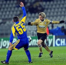 ЛЧ-2008/2009. Ювентус - БАТЭ - 0:0. Павел Недвед и Александр Юревич. Фото - AP Photo by MASSIMO PINC ЛЧ-2008/2009. Ювентус - БАТЭ - 0:0. Павел Недвед и Александр Юревич. Фото - AP Photo by MASSIMO PINC