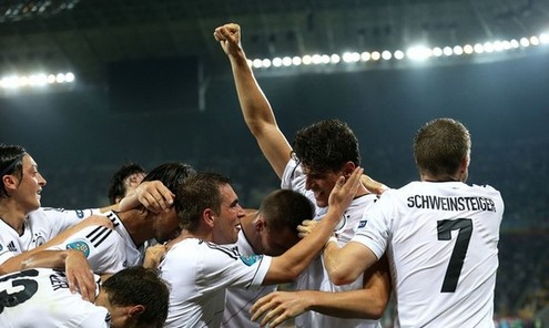 ЕВРО-2012. Гомес после забитого мяча в ворота Португалии. Фото Getty Images ЕВРО-2012. Гомес после забитого мяча в ворота Португалии. Фото Getty Images