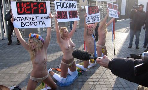 Феминистки протестуют против чемпионата Европы в Киеве. Фото - sovsport.ru Феминистки протестуют против чемпионата Европы в Киеве. Фото - sovsport.ru