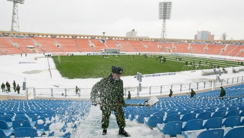 Солдаты убирают снег на стадионе "Динамо" перед матчем БАТЭ - "Реал". Фото - Getty Images Солдаты убирают снег на стадионе "Динамо" перед матчем БАТЭ - "Реал". Фото - Getty Images
