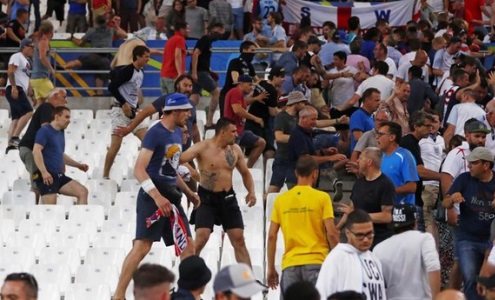 Российские фанаты атакуют английских на "Велодроме"