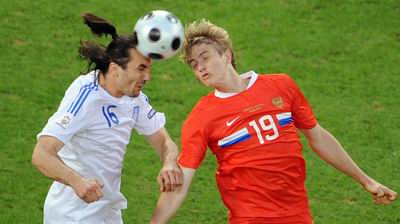 Греция-Россия. Роман Павлюченко в борьбе за мяч. Фото - uefa.com. Греция-Россия. Роман Павлюченко в борьбе за мяч. Фото - uefa.com.