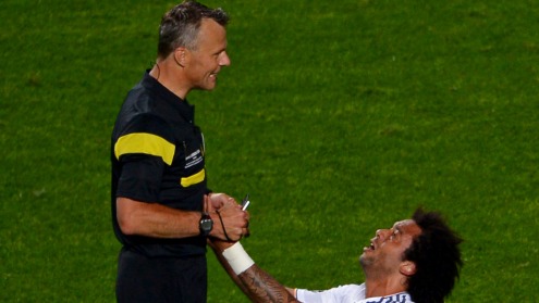 ЛЧ-2013/2014. Финал. Реал - Атлетико. Судья Кайперс и Марсело. Фото uefa.com ЛЧ-2013/2014. Финал. Реал - Атлетико. Судья Кайперс и Марсело. Фото uefa.com