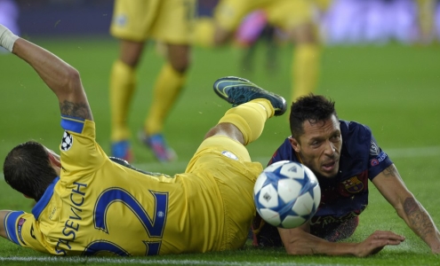 ЛЧ-2015/16. Барселона - БАТЭ. Игорь Стасевич и Адриано. Фото Getty Images ЛЧ-2015/16. Барселона - БАТЭ. Игорь Стасевич и Адриано. Фото Getty Images