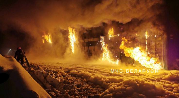 Пожар на стройке национального стадиона. Фото МЧС Беларуси Пожар на стройке национального стадиона. Фото МЧС Беларуси