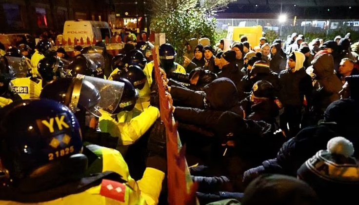 Столкновения британской полиции с фанатами Легии. Фото Reuters