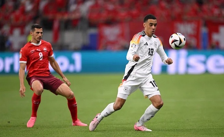 ЕВРО-2024. Швейцария - Германия. Джамал Мусиала и Ремо Фройлер. Фото uefa.com ЕВРО-2024. Швейцария - Германия. Джамал Мусиала и Ремо Фройлер. Фото uefa.com