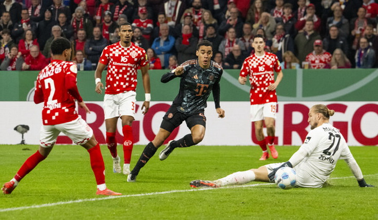 Кубок Германии (2024/25). Майнц 05 - Бавария. Удар Джамала Мусиалы Кубок Германии (2024/25). Майнц 05 - Бавария. Удар Джамала Мусиалы