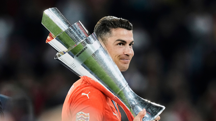 Лига наций-2024/25. Финал. Португалия - Испания - 2:2 (пен. 5-3). Криштиану Роналду с трофеем Лига наций-2024/25. Финал. Португалия - Испания - 2:2 (пен. 5-3). Криштиану Роналду с трофеем