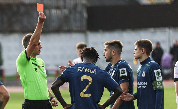 ЧБ-2025. 27-й тур. Сморгонь - Витебск - 0:2. Удаление Мохамеда Бамба. Фото ФК "Сморгонь"