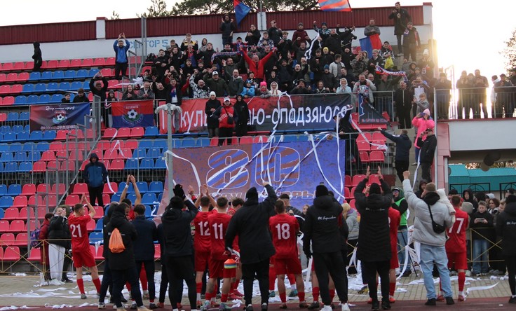 "Динамо" продолжает погоню за "МЛ", "Торпедо" снова уступило, репортаж из Островца о пробившихся в высшую лигу "Барановичах", четвертьфинал второй лиги. Что было вчера и что будет сегодня