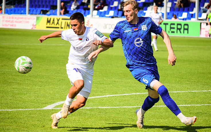 ЧБ-2025. Слуцк - Нафтан. Максим Жумабеков и Андрей Лебедев. Фото ФК "Слуцк"