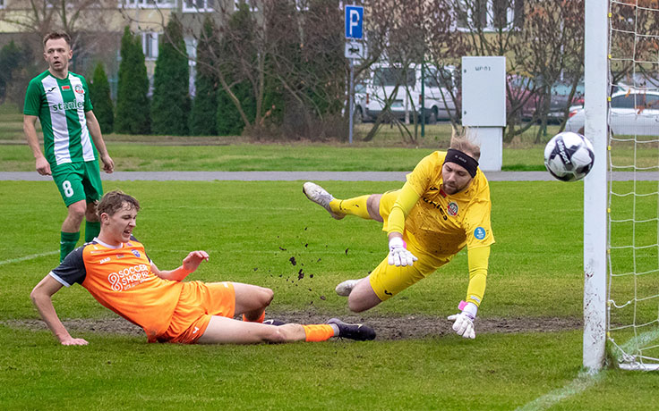 Вторая лига (2025). Стэнлес - Энергетик-БГУ. Удар Мирона Корытько по воротам Алексея Станкевича. Фото ФК "Стэнлес"