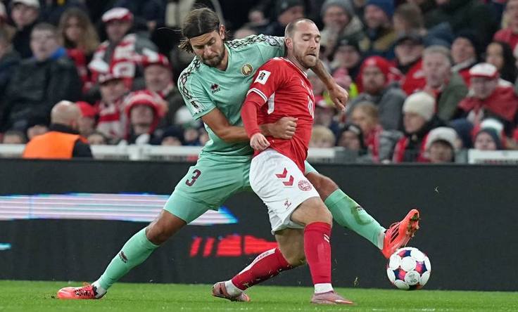 Квалификация ЧМ-2026. Дания - Беларусь. Павел Забелин и Кристиан Эриксен. Фото АБФФ