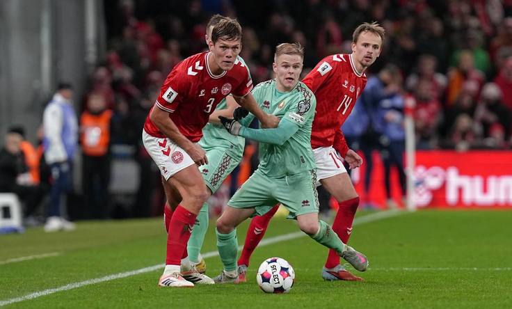 Квалификация ЧМ-2026. Дания - Беларусь. Евгений Малашевич и Янник Вестергор. Фото АБФФ