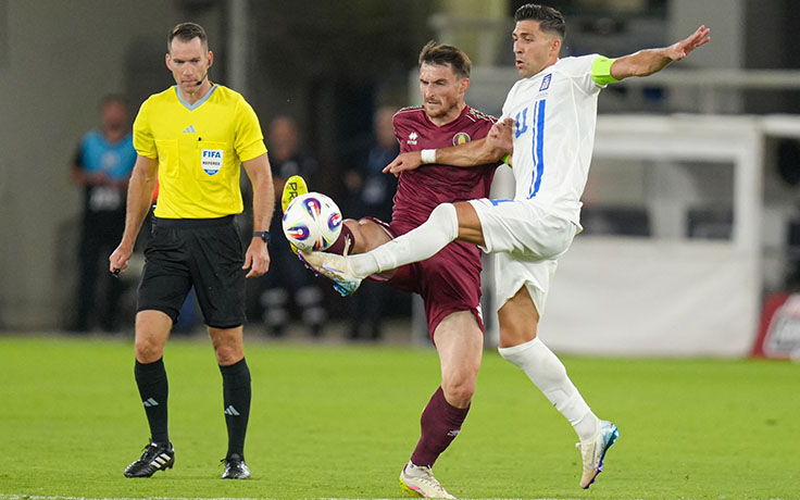 Отбор ЧМ-2026. Греция - Беларусь. Евгений Яблонский и Анастасиос Басакетас. Фото БФФ