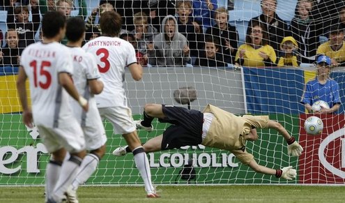 16.06.09. U-21 EURO 2009. Швеция - Беларусь - 5:1. Мяч в воротах сборной Беларуси. Фото REUTERS 16.06.09. U-21 EURO 2009. Швеция - Беларусь - 5:1. Мяч в воротах сборной Беларуси. Фото REUTERS