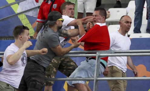 Российские фанаты атакуют болельщиков сборной Англии. Фото Reuters