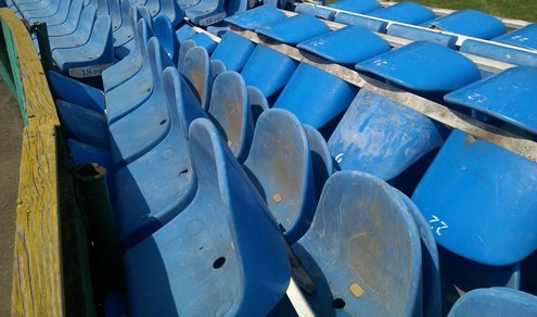 Старые кресла минского стадиона "Динамо" отвезли в Узду