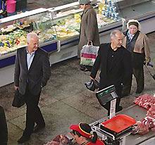 Бернд Штанге отправился за покупками на рынок в Минске. Фото - kp.by