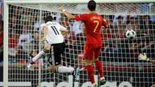 Мирослав Клозе забивает второй гол в ворота сборной Португалии. Фото - Getty Images