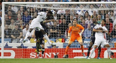 ЛЧ-2010/2011. Реал - Тоттенхэм - 4:0. Голевой удар Адебайора. Фото Reuters ЛЧ-2010/2011. Реал - Тоттенхэм - 4:0. Голевой удар Адебайора. Фото Reuters