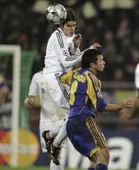 ЛЧ-2008/2009. БАТЭ - Реал - 0:1. Головой бьет Фернандо Гаго. Фото - reuters.com