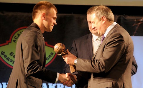 Лучший футболист Беларуси 2011 Александр Гутор получает призы от АБФФ Лучший футболист Беларуси 2011 Александр Гутор получает призы от АБФФ