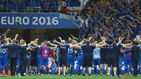 ЕВРО-2016. Сборная Исландии и ее болельщики. Фото - uefa.com