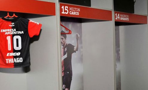 Форма "Ньюэллс Олд Бойз" для новорожденного сына Месси - Тьяго. Фото - Ole