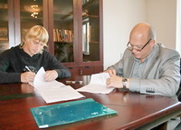 Сергей Корниленко подписывает контракт с ФК "Томь" (Россия). Фото - football.tomsk.ru Сергей Корниленко подписывает контракт с ФК "Томь" (Россия). Фото - football.tomsk.ru