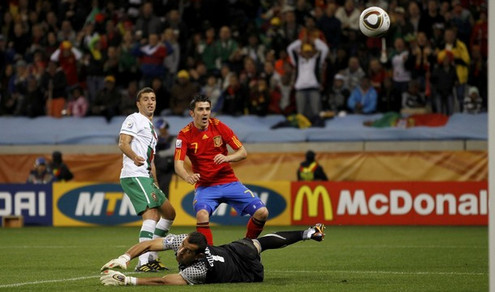 ЧМ-2010. Испания - Португалия - 1:0. Голевой удар Вильи. Фото Reuters