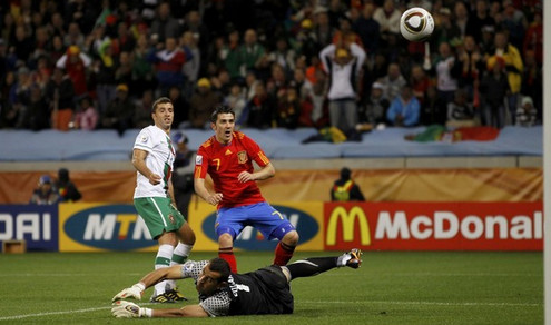 ЧМ-2010. Испания - Португалия - 1:0. Голевой удар Вильи. Фото Reuters ЧМ-2010. Испания - Португалия - 1:0. Голевой удар Вильи. Фото Reuters