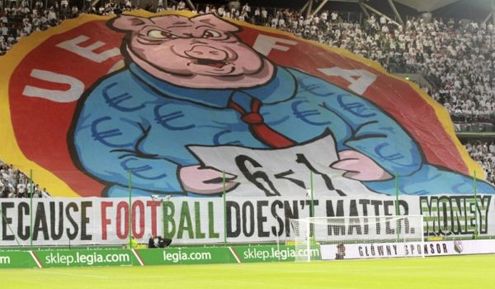 Баннер "Легии" против УЕФА. Фото - Reuters