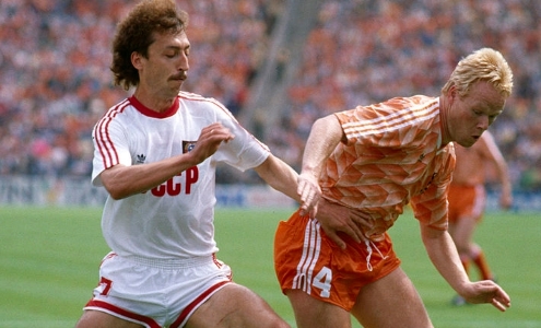 Евро-1988. Сергей Алейников и Рональд Куман. Фото Getty Images Евро-1988. Сергей Алейников и Рональд Куман. Фото Getty Images