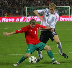 ЧМ-2010. Беларусь - Англия - 1:3. Дмитрий Молош в борьбе с Питером Краучем ЧМ-2010. Беларусь - Англия - 1:3. Дмитрий Молош в борьбе с Питером Краучем