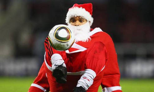 Санта Клаус жонглирует мячом