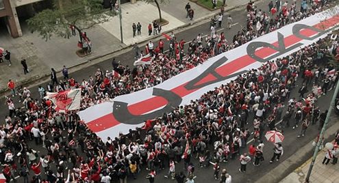 Болельщики "Ривер Плейта" пронесли по улицам восьмикилометровый флаг. Фото - zonabola.com