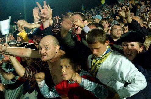 Болельщики на стадионе в Борисове. Фото - Сергей Ясный