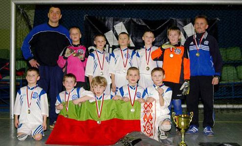 Детский футбол. Станислав Пармонов (справа) и его команда