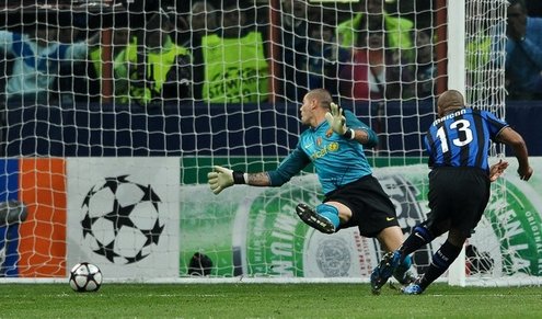 ЛЧ-2009/2010. Интер - Барселона - 3:1. Майкон забивает гол. Фото GETTY IMAGES ЛЧ-2009/2010. Интер - Барселона - 3:1. Майкон забивает гол. Фото GETTY IMAGES