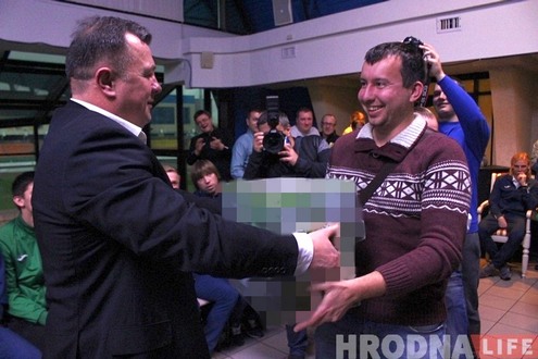 Игорь Ковалевич вручает журналисту пиво