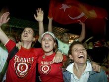Болельщики сборной Турции. Фото - REUTERS/Vasily Fedosenko
