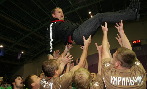 Суперкубок Беларуси 2012. БАТЭ - Гомель - 0:2. Кубарева качают. Фото Сергея Шелега