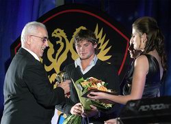 Ю.Жевнов получает приз лучшего голкипера Чемпионата России-2007 Ю.Жевнов получает приз лучшего голкипера Чемпионата России-2007
