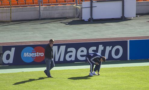 Гончаренко и Радьков проверяют поле накануне матча с "Баварией". Фото - footballtop.ru Гончаренко и Радьков проверяют поле накануне матча с "Баварией". Фото - footballtop.ru