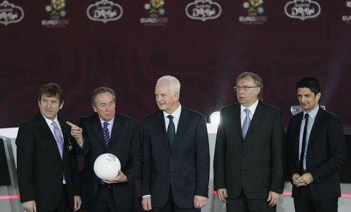 Жеребьевка ЕВРО-2012. Представители сборных группы D. Бернд Штанге Жеребьевка ЕВРО-2012. Представители сборных группы D. Бернд Штанге
