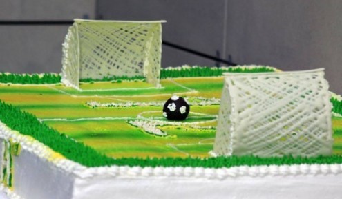 Игроки "Немана" подарили фанатам торт. Фото tutgrodno.com.
