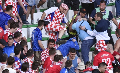 Евро-2016. Драка фанатов сборной Хорватии. Фото Getty Images Евро-2016. Драка фанатов сборной Хорватии. Фото Getty Images
