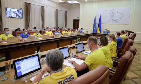 Кабинет министров Украины в форме национальной сборной по футболу